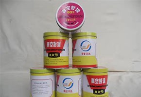 本產(chǎn)品是由潤(rùn)滑油基礎(chǔ)油經(jīng)精餾、深度處理、調(diào)合并經(jīng)后處理工序制得。本產(chǎn)品用作真空冶煉、真空噴涂、電子管制造和原子能工業(yè)等真空設(shè)備的固定接頭、經(jīng)常需要拆卸部分的密封或系統(tǒng)中有可疑泄漏點(diǎn)時(shí)的暫時(shí)性密封。按規(guī)